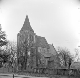 kościół parafialny pw. Podwyższenia Krzyża - widok ogólny, skan 1