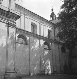 Kościół Wniebowzięcia NMP - elewacja nawy głównej. Widoczne pilastry, oraz wieżyczka z sygnaturką., skan 1