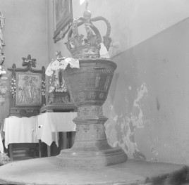 klasztor Bożogrobowców - kościół pw. Ducha Świętego - wnętrze - prezbiterium - chrzcielnica spiżowa, skan 1