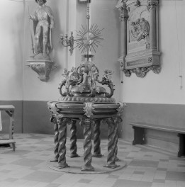 kościół parafialny pw. św. Maurycego - wnętrze: chrzcielnica, skan 1