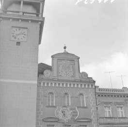 Kamienica - elewacja frontowa barokowo-klasycystyczna. Górna część ozdobiona tympanonem z herbem i dekorem rokoko. Attyka z herbem i rzeźbionym ornamentem roslinnym. W budynku widoczny gzyms koronujący (pod attyką), gzyms międzykondygnacyjny, gzyms okienny a tuż nad parterem gzyms cokołowy., skan 1