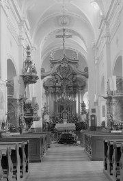 kościół parafialny pw. Świętej Trójcy - wnętrze: widok na ołtarz główny, skan 1