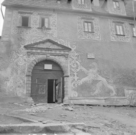 Zamek Grodno - fragment elewacji z portalem i dekoracją sgraffito. Nad portalem fronton., skan 1