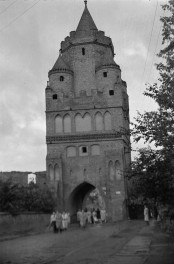 brama Świecka - zniszczenia, widok ogólny, skan 1