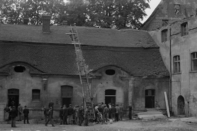 zamek Joannitów - zabudowa gospodarcza na dziedzińcu, skan 1