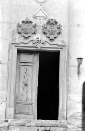 pałac - elewacja frontowa, portal, skan 1