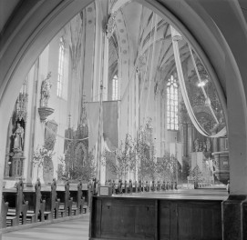 kościół pw. Podwyższenia Krzyża Świętego - wnętrze - nawa główna i boczna - prezbiterium, skan 1