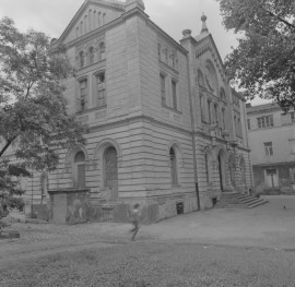 Synagoga im. Zalmana i Rywki Małżonków Nożyków - elewacja boczna, narożnikowa, skan 1