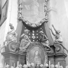Kościół św. Franciszka Ksawerego - wnętrze: ołtarz boczny fragment, wizerunek w medalionie, skan 1