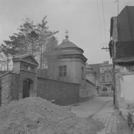 kościół św. Józefa - kaplica i wejście na dziedziniec odpustowy, skan 1