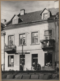 Rynek - kamienica nr 7 - widok elewacji frontowej, skan 1