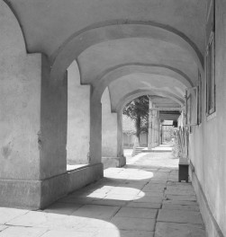 rynek wiejski - dom murowany - podcienia, skan 1