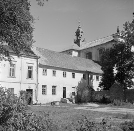 kościół św. Piotra z Alkantary i św. Antoniego z Padwy i wejście do sądu powiatowego - elewacja boczna, skan 1