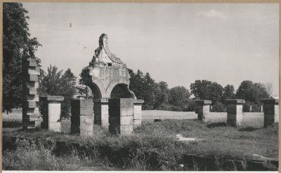 Zespół XIX w. zakładu przemysłowego - budynek walcowni, widok fragmentu ruin

, skan 1