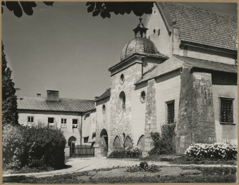 Zespół klasztorny - widok fragmentu zabudowy, skan 1