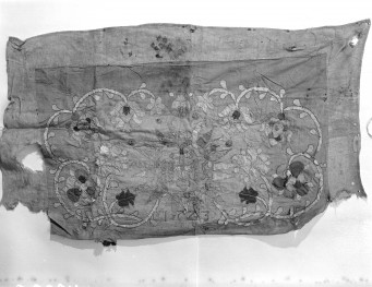 klasztor Benedyktynek - zbiory - materiał z haftem, skan 1