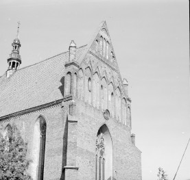 Kościół Wniebowzięcia Najświętszej Maryi Panny - szczyt z blendami. Widoczne okna w typie maswerk oraz przypory z pinaklami., skan 1