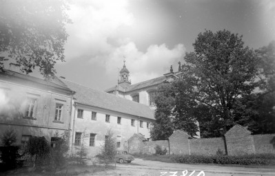 dawny zespół klasztorny Franciszkanów Reformatów - widok od strony dzidzińca, skan 1