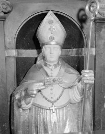 sanktuarium św. Jadwigi Śląskiej - kościół: kaplica św. Jadwigi - fragment nagrobka św. Jadwigi, figura świętego, skan 1