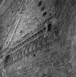 Kościół św. Wojciecha - fryz ceglany na transepcie., skan 1