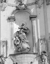 klasztor Benedyktynek - kościół pw. Wniebowzięcia Najświętszej Maryi Panny - elewacja frontowa - rzeźba Matki Boskiej w niszy nad portalem, skan 1