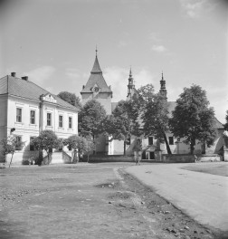 rynek miejski - w centrum budynek daw. szkoły oraz stary kościół parafialny wyburzony po dokończeniu budowy nowego kościoła 1936-1964 /pw. Najświętszego Serca Pana Jezusa/, skan 1