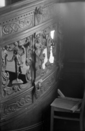 ratusz - fragment balustrady schodów w sali południowej, skan 1