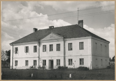 Zespół pałacowy - widok ogólny oficyny od frontu, skan 1
