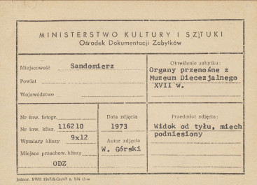 Muzeum Diecezjalne - organy przenośne, widok od tyłu, z podniesionym miechem  - metryczka, skan 1