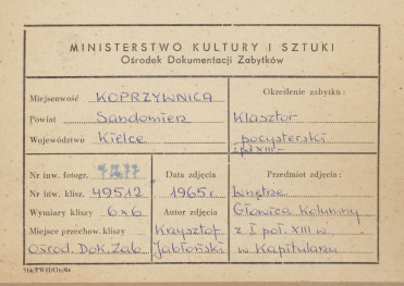 Zespół klasztorny - kapitularz, widok na kapitel kolumny - metryczka, skan 1