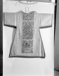 Kościół Sióstr Wizytek - dalmatyka czerwona z tzw. kompletu królewskiego, 1650-60, przód, skan 1