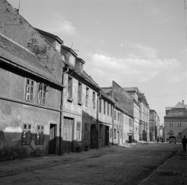 zabudowa miasta - kamienice - fragment - elewacje frontowe, skan 1