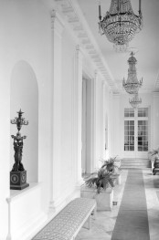 Pałac - wnętrze: Westybuł, fragment. Elewacja z pilastrami., skan 1