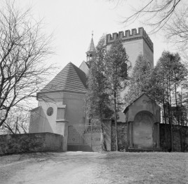 kościół pw. Narodzenia św. Jana Chrzciciela - widok od północnego - wschodu - prezbiterium, wieża i brama - fragment, skan 1