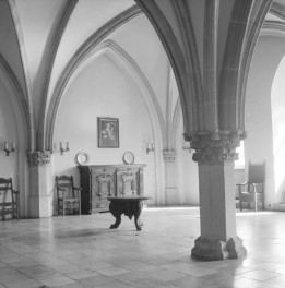 ratusz - wnętrze: fragment sali, skan 1