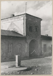 Zespół klasztorny Franciszkanów - widok na bramę, skan 1