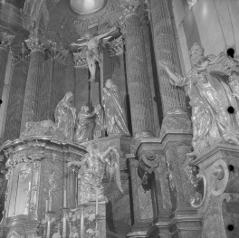 katedra Podwyższenia Krzyża Świętego - ołtarz, tabernakulum, filary, skan 1