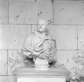 pałac, galeria rzeźby - popiersie, skan 1