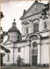 Zespół klasztorny Filipinów - widok na fasadę kościoła i narożną płn. kaplicę z kopułą, skan 1