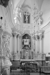 Kościół św. Jacka - wnętrze: ołtarz główny i fragment korpusu ambony, skan 1