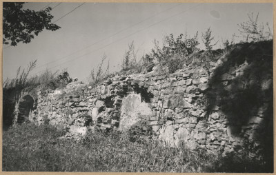 Zespół klasztorny - fragment muru w ruinie

 , skan 1