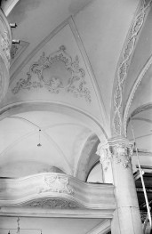 Kościół Świętej Trójcy - wnętrze. Fragment sklepienia nad lewą nawą., skan 1