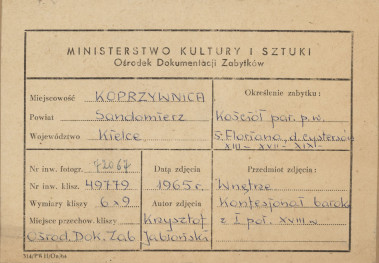 Zespół klasztorny - kościół, wnętrze , widok na konfesjonał - metryczka, skan 1