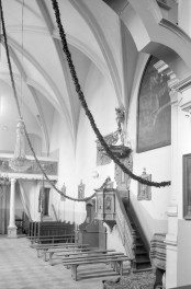 Kościół św. Stanisława Biskupa i św. Tomasza Apostoła - wnętrze: ambona i konfesjonał oraz fragment empory, skan 1