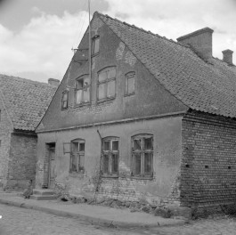 dom, ul. Nabrzeżna nr 7 - elewacja frontowa, skan 1