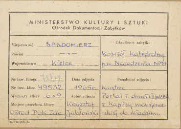  Katedra - wnętrze, portal i drzwi w kaplicy mansjonarzy - metryczka, skan 1