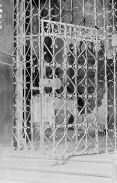 Katedra pw. Wniebowzięcia Najświętszej Marii Panny - wnętrze - kaplica A. Olszowskiego (Św. Andrzeja),  ściana północno-wschodnia, portal fragment kraty (od strony ambitu), skan 1