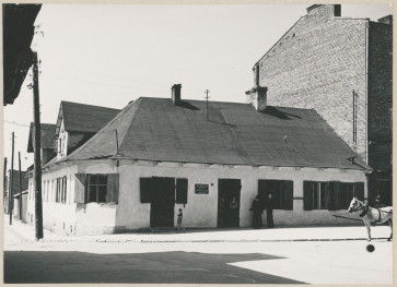 Dom narożny w rynku - widok ogólny , skan 1
