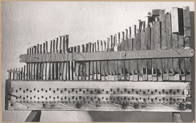Muzeum Diecezjalne - organy przenośne, fragment wnętrza, widok na wiatrownicę i piszczałki , skan 1