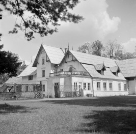 dwór - elewacja boczna i fragment frontowej, skan 1